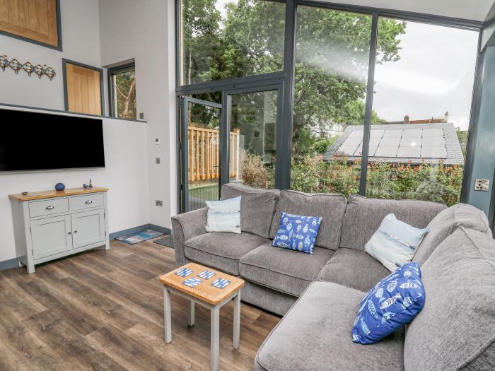 The Nest in Tenby, Pembrokeshire. Hot tub. Open-plan. Parking. Family-friendly. Pet-friendly.