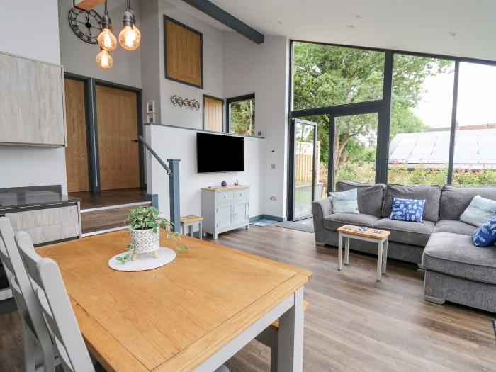 The Nest in Tenby, Pembrokeshire. Hot tub. Open-plan. Parking. Family-friendly. Pet-friendly.