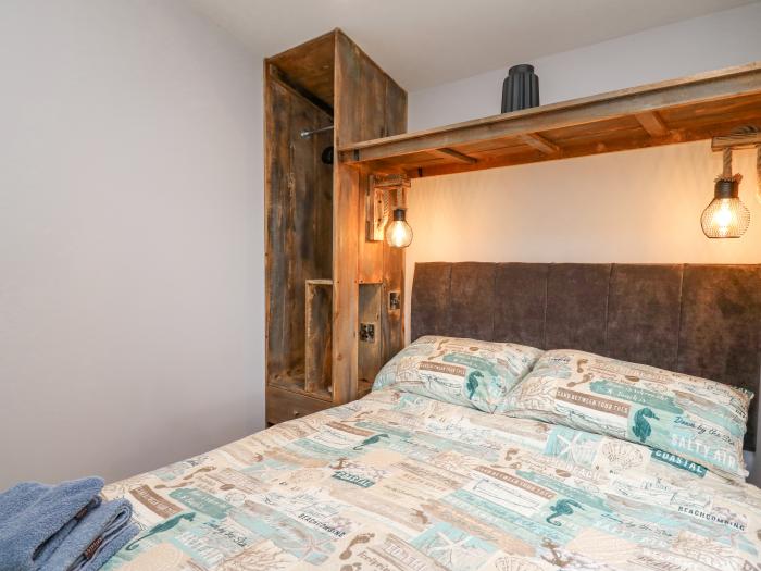 The Nest in Tenby, Pembrokeshire. Hot tub. Open-plan. Parking. Family-friendly. Pet-friendly.