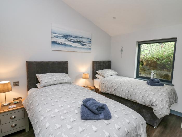 The Nest in Tenby, Pembrokeshire. Hot tub. Open-plan. Parking. Family-friendly. Pet-friendly.