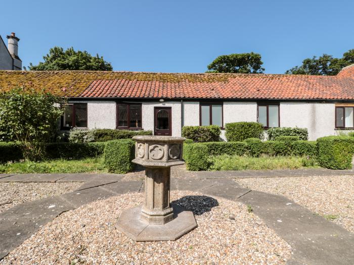 Highcliffe Cottage, Flamborough, East Riding of Yorkshire. Smart TV. Open plan. In a Nature Reserve.