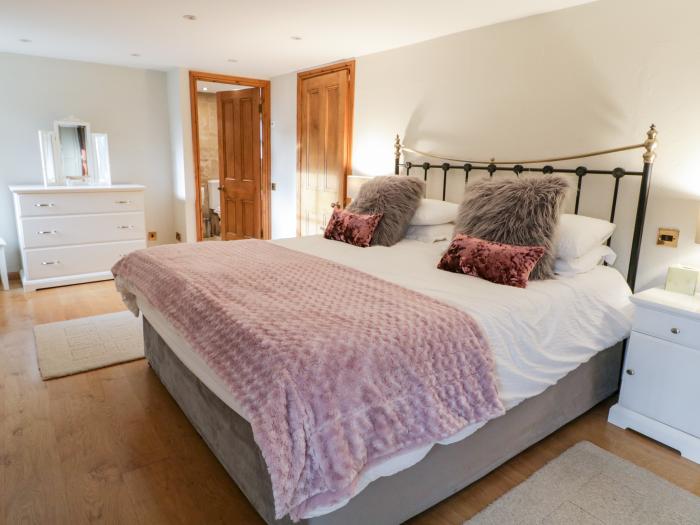 Mill House is in Chipping, Lancashire. 6-bedroo home near amenities. Pet-friendly. Woodburning stove