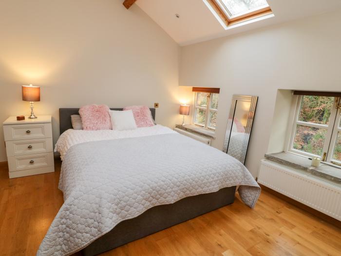 Mill House is in Chipping, Lancashire. 6-bedroo home near amenities. Pet-friendly. Woodburning stove