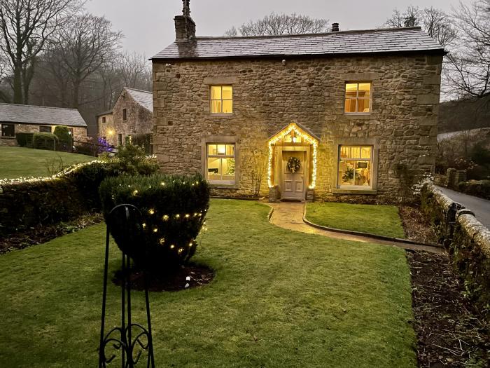 Mill House is in Chipping, Lancashire. 6-bedroo home near amenities. Pet-friendly. Woodburning stove