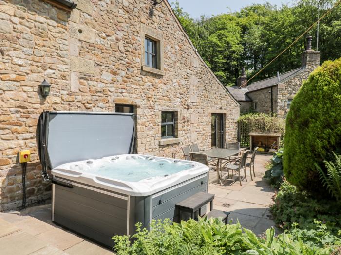 Mill House is in Chipping, Lancashire. 6-bedroo home near amenities. Pet-friendly. Woodburning stove