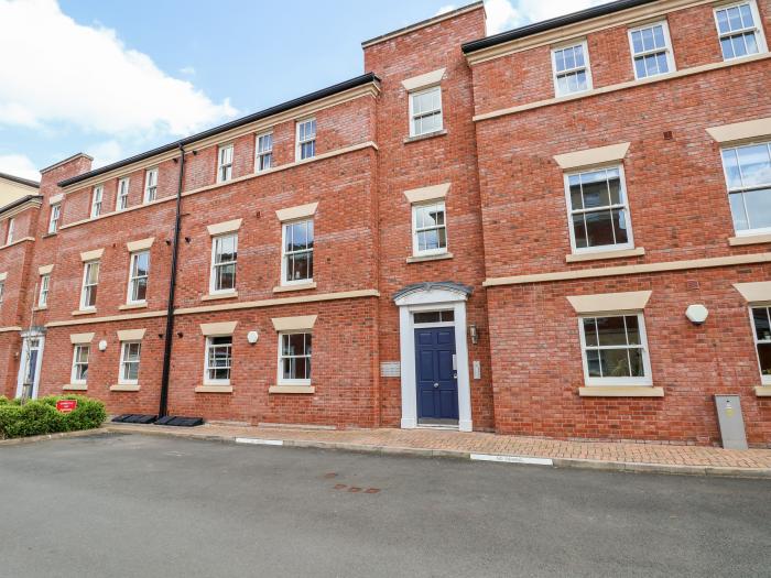 122 The Old Meadow, Shrewsbury. Close to a shop and a pub. Off-road parking for 1. Zip/link bedrooms