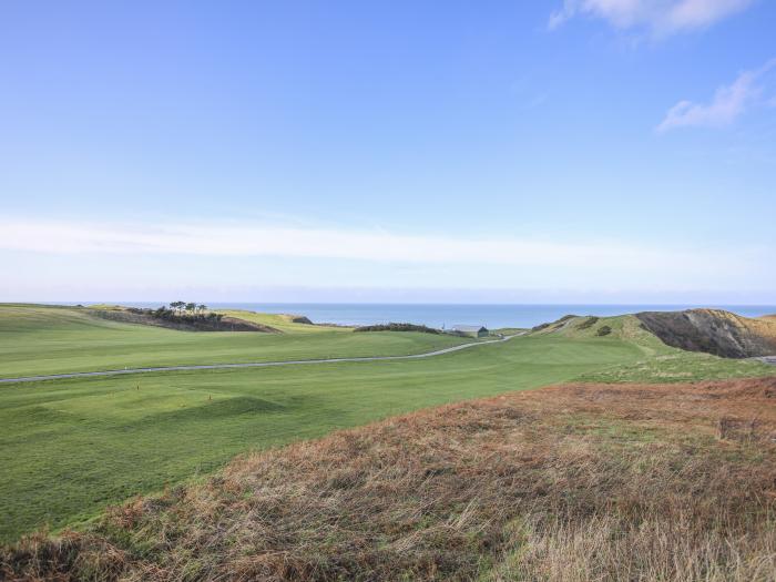 Awel Y Mor in Morfa Nefyn, Gwynedd. Open-plan living. Enclosed garden. Near a shop, pub and a beach.