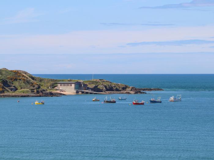 Awel Y Mor in Morfa Nefyn, Gwynedd. Open-plan living. Enclosed garden. Near a shop, pub and a beach.