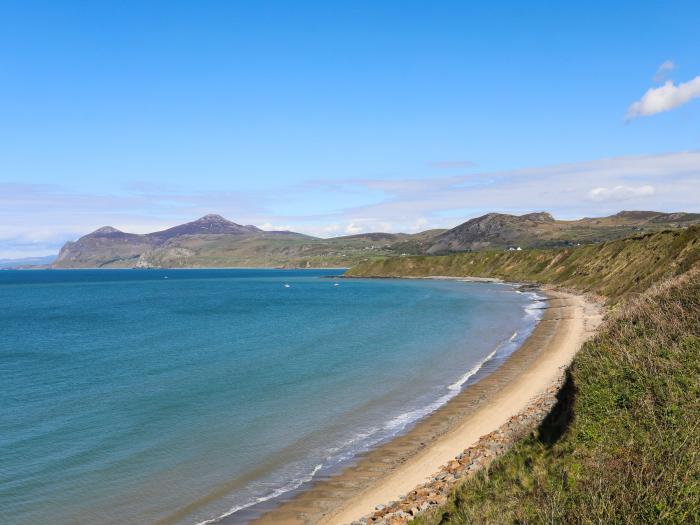 Awel Y Mor in Morfa Nefyn, Gwynedd. Open-plan living. Enclosed garden. Near a shop, pub and a beach.