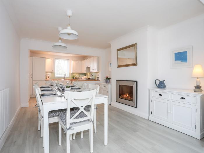 Awel Y Mor in Morfa Nefyn, Gwynedd. Open-plan living. Enclosed garden. Near a shop, pub and a beach.