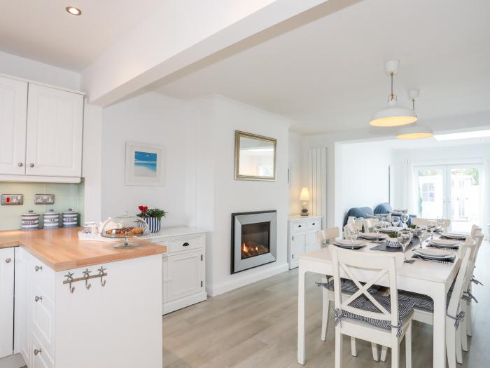 Awel Y Mor in Morfa Nefyn, Gwynedd. Open-plan living. Enclosed garden. Near a shop, pub and a beach.