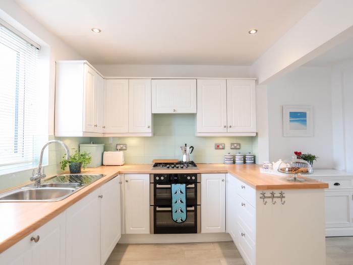 Awel Y Mor in Morfa Nefyn, Gwynedd. Open-plan living. Enclosed garden. Near a shop, pub and a beach.