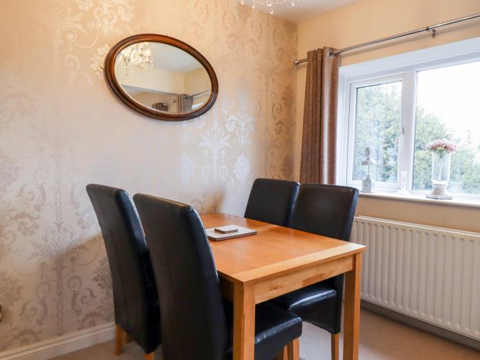 Windyways, Haworth, West Yorkshire, Smart TV, pet-free, off-road parking, near the moors, 2 bedrooms