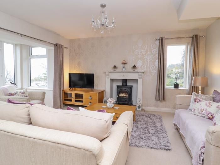 Windyways, Haworth, West Yorkshire, Smart TV, pet-free, off-road parking, near the moors, 2 bedrooms