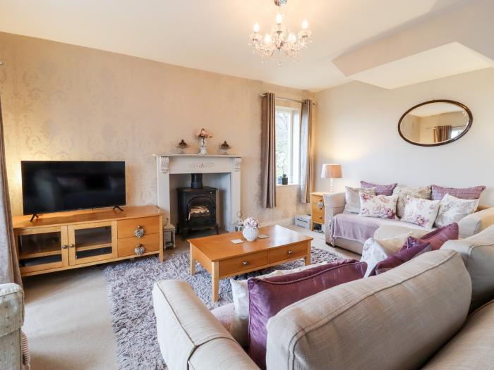 Windyways, Haworth, West Yorkshire, Smart TV, pet-free, off-road parking, near the moors, 2 bedrooms