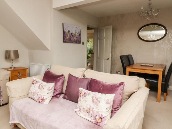 Windyways, Haworth, West Yorkshire, Smart TV, pet-free, off-road parking, near the moors, 2 bedrooms