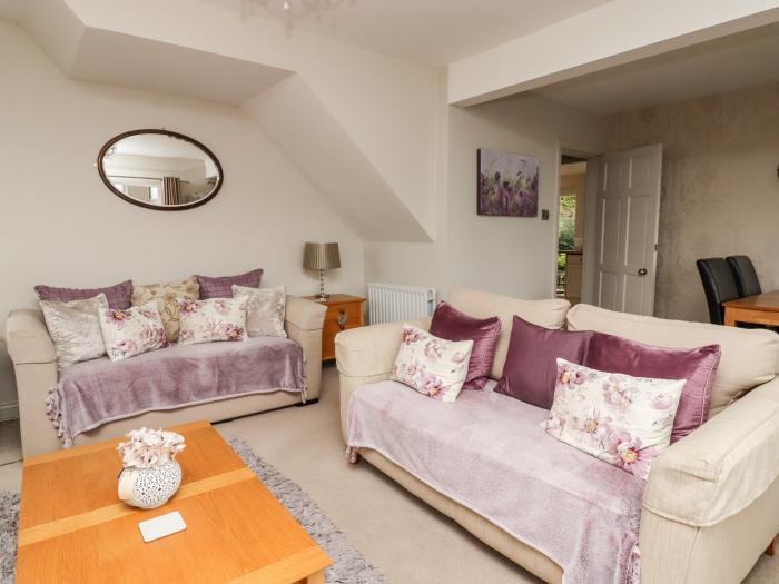 Windyways, Haworth, West Yorkshire, Smart TV, pet-free, off-road parking, near the moors, 2 bedrooms