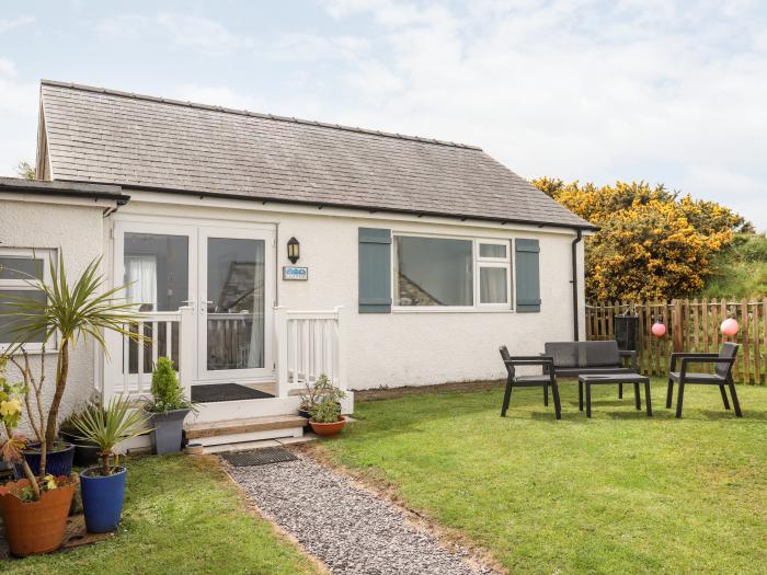 Cottage in Cilan near Abersoch, Gwynedd sleeps four guests in two bedrooms. Pet-friendly with garden