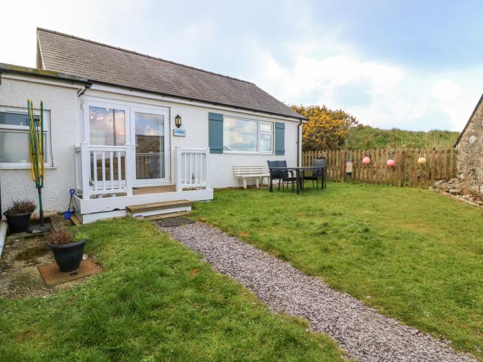 Cottage in Cilan near Abersoch, Gwynedd sleeps four guests in two bedrooms. Pet-friendly with garden