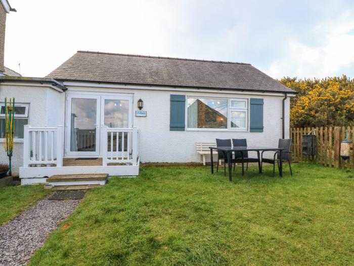 Cottage in Cilan near Abersoch, Gwynedd sleeps four guests in two bedrooms. Pet-friendly with garden