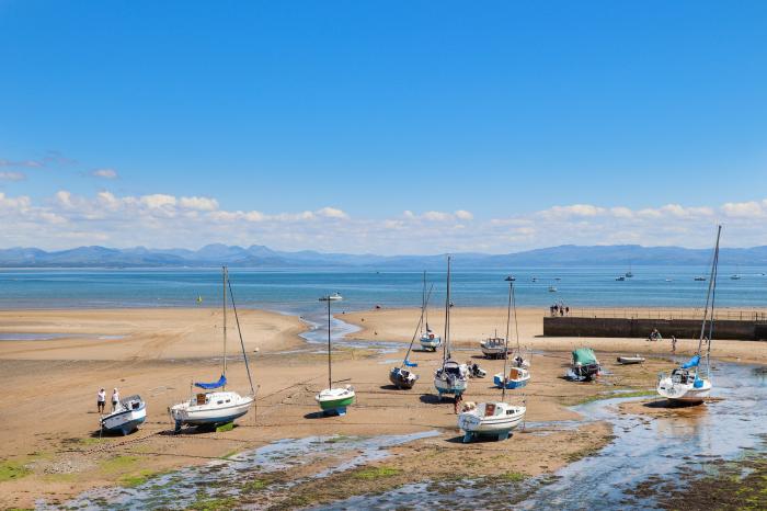 Cottage in Cilan near Abersoch, Gwynedd sleeps four guests in two bedrooms. Pet-friendly with garden