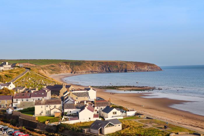 Cottage in Cilan near Abersoch, Gwynedd sleeps four guests in two bedrooms. Pet-friendly with garden