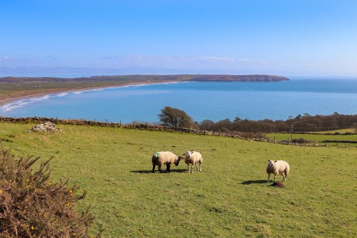 Cottage in Cilan near Abersoch, Gwynedd sleeps four guests in two bedrooms. Pet-friendly with garden