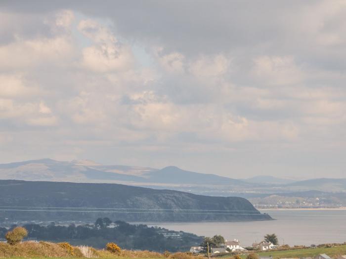 The Farm House near Abersoch, Gwynedd, sleeps seven guests in four bedrooms. Hot tub. Near the beach