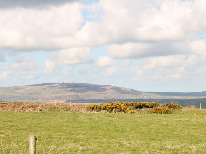 The Farm House near Abersoch, Gwynedd, sleeps seven guests in four bedrooms. Hot tub. Near the beach