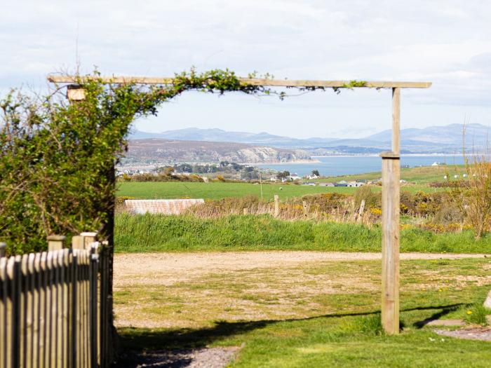 The Farm House near Abersoch, Gwynedd, sleeps seven guests in four bedrooms. Hot tub. Near the beach