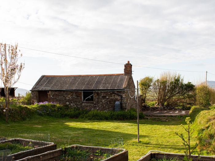 The Farm House near Abersoch, Gwynedd, sleeps seven guests in four bedrooms. Hot tub. Near the beach