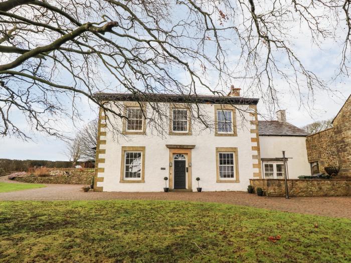 Hall Gowan in Carnforth, South Lakes. 3 bedrooms. Games room. Woodburning stove. Barbecue. Smart TVs