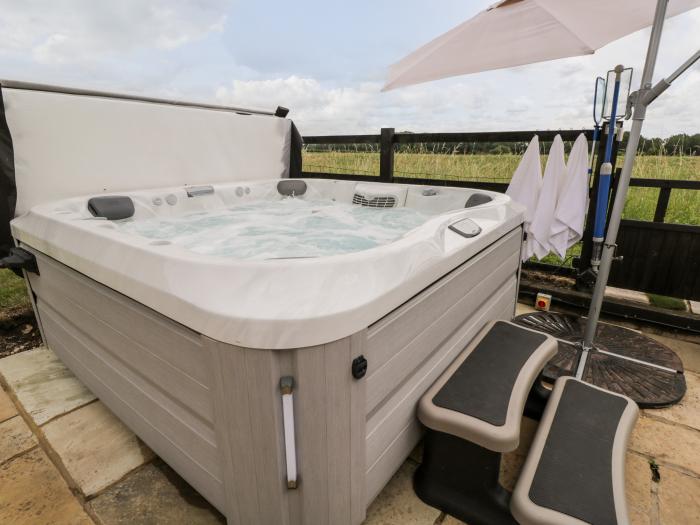 2 Dewars Farm Cottages Middleton Stoney, Oxfordshire. Smart TV. Hot tub. Pet-friendly. Close to shop