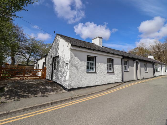 3 Bryniau Gerddi, Llanberis, Gwynedd, in a National Park, off-road parking, pet-friendly, woodburner