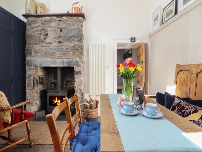 3 Bryniau Gerddi, Llanberis, Gwynedd, in a National Park, off-road parking, pet-friendly, woodburner