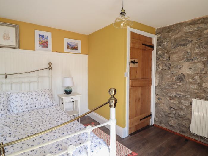 3 Bryniau Gerddi, Llanberis, Gwynedd, in a National Park, off-road parking, pet-friendly, woodburner