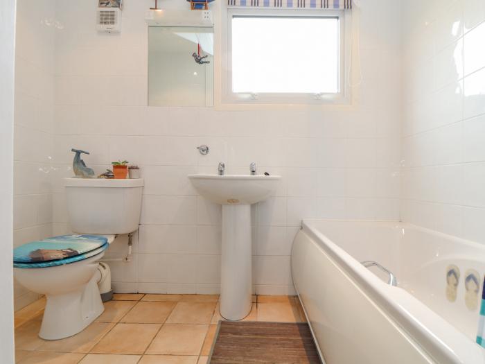 Villa 29, Camelford, Bunk bed, Open-plan living, Close to amenities, Electric oven and hob, Bathroom