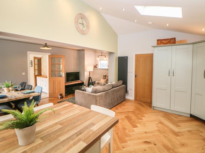 Ivy House, Buxton, Derbyshire. Stylish, four-bedroom home with hot tub, garden, and open-plan living