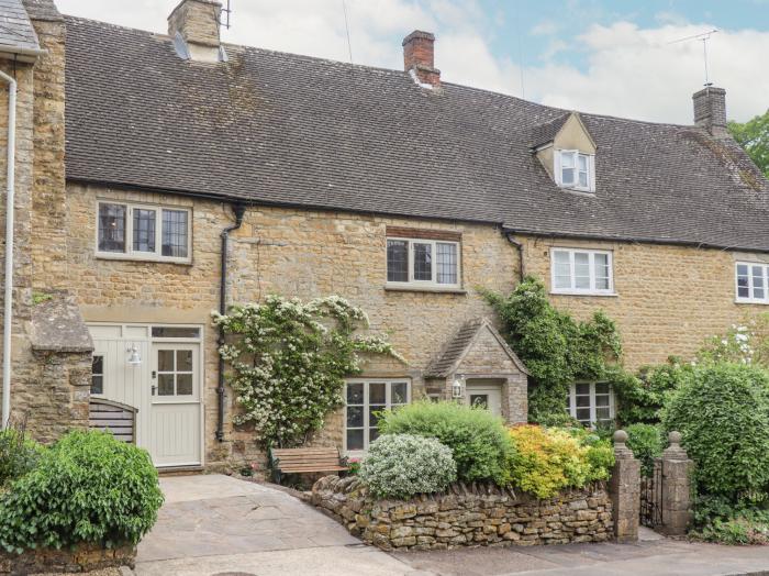 Lynton Cottage, Enstone, Oxfordshire. Enclosed garden. Off-road parking. Woodburning stove. Smart TV