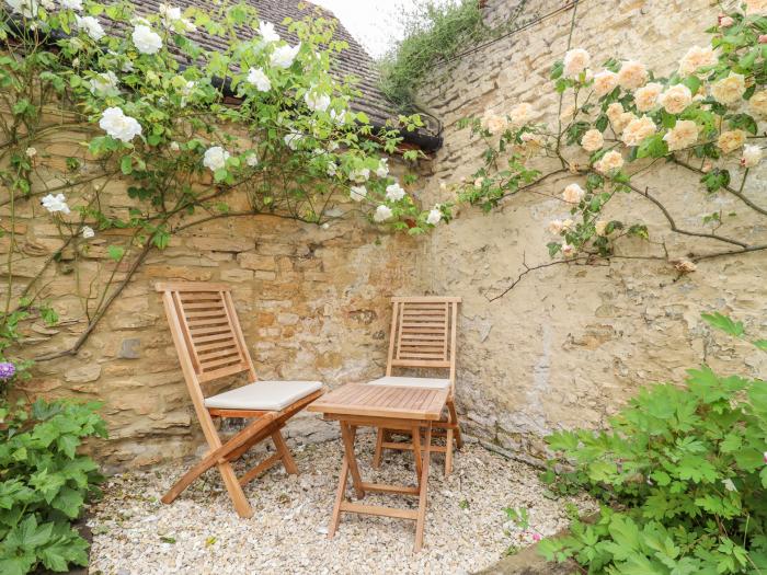 Lynton Cottage, Enstone, Oxfordshire. Enclosed garden. Off-road parking. Woodburning stove. Smart TV