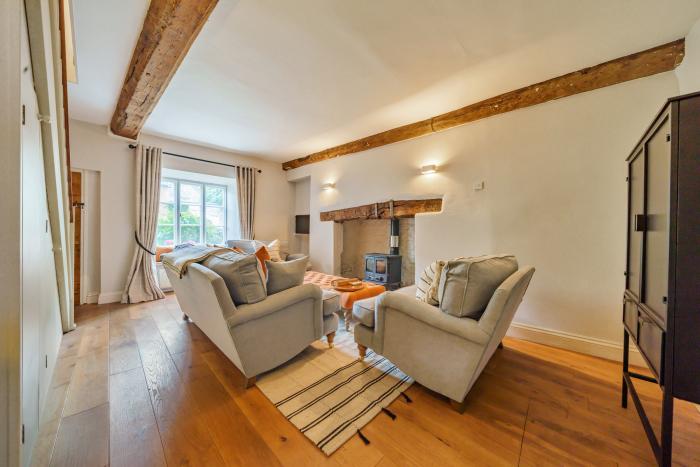 Lynton Cottage, Enstone, Oxfordshire. Enclosed garden. Off-road parking. Woodburning stove. Smart TV