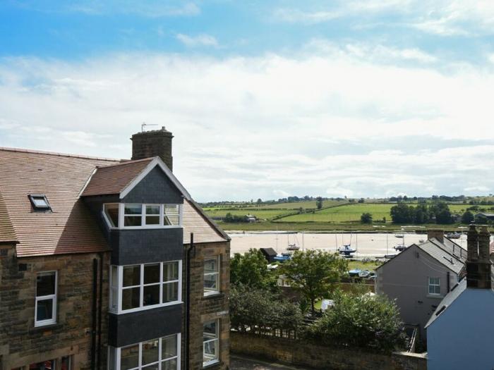 Rose House, Alnmouth, Northumberland, Woodburning stove, sea views, family-friendly, permit parking,