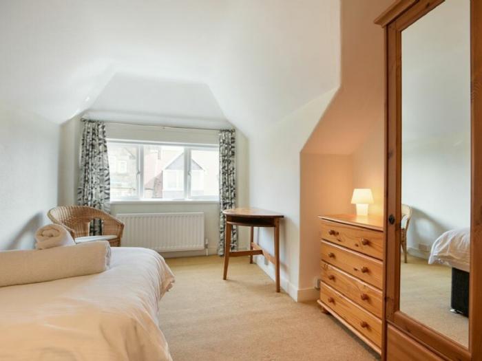 Rose House, Alnmouth, Northumberland, Woodburning stove, sea views, family-friendly, permit parking,