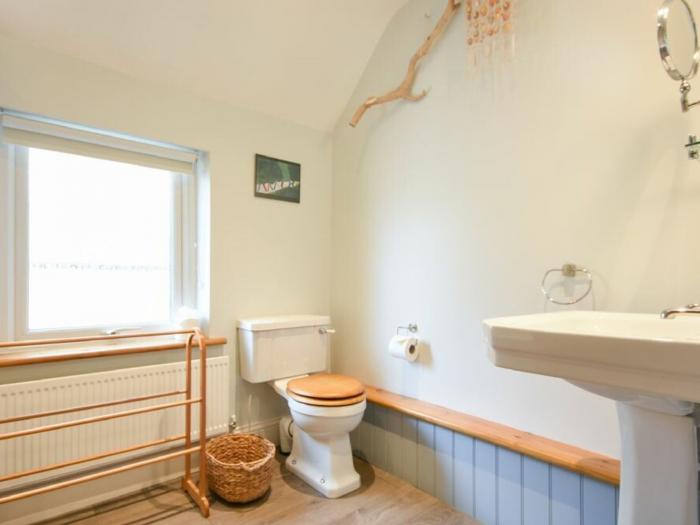 Rose House, Alnmouth, Northumberland, Woodburning stove, sea views, family-friendly, permit parking,