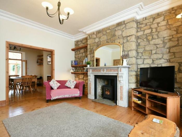 Rose House, Alnmouth, Northumberland, Woodburning stove, sea views, family-friendly, permit parking,