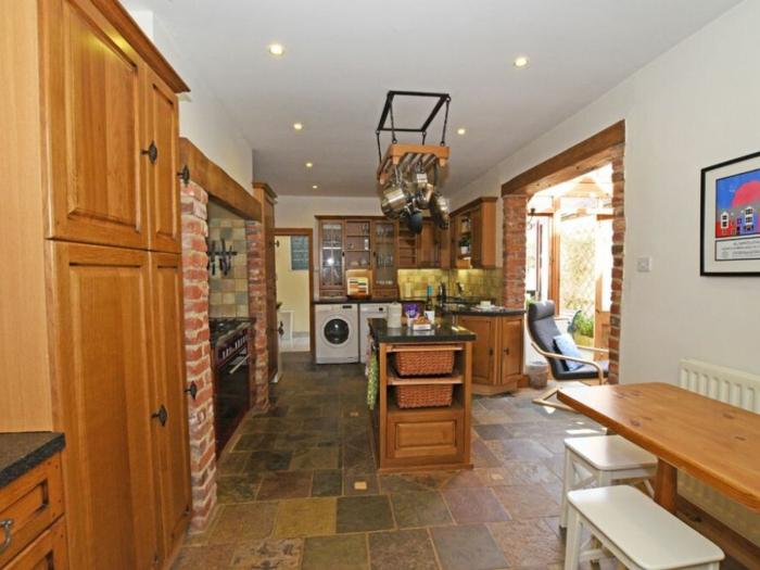 Rose House, Alnmouth, Northumberland, Woodburning stove, sea views, family-friendly, permit parking,