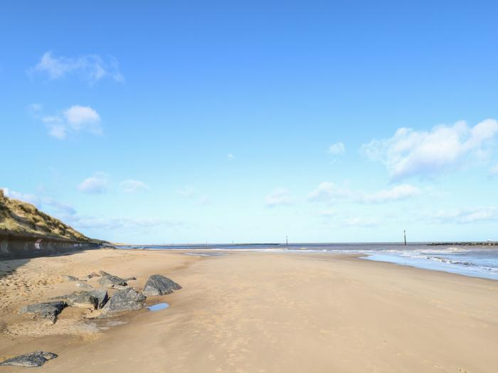 Holly Cottage, Sea Palling, Norfolk. Beach nearby. Woodburning stove. Enclosed garden. Pet-friendly.