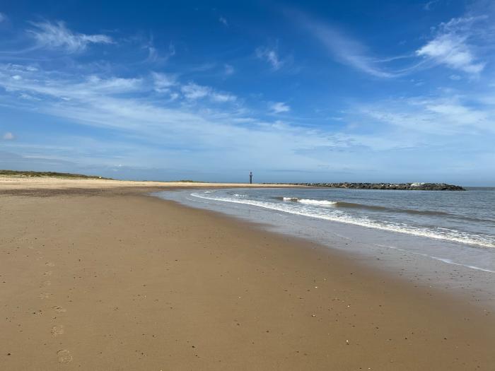 Holly Cottage, Sea Palling, Norfolk. Beach nearby. Woodburning stove. Enclosed garden. Pet-friendly.