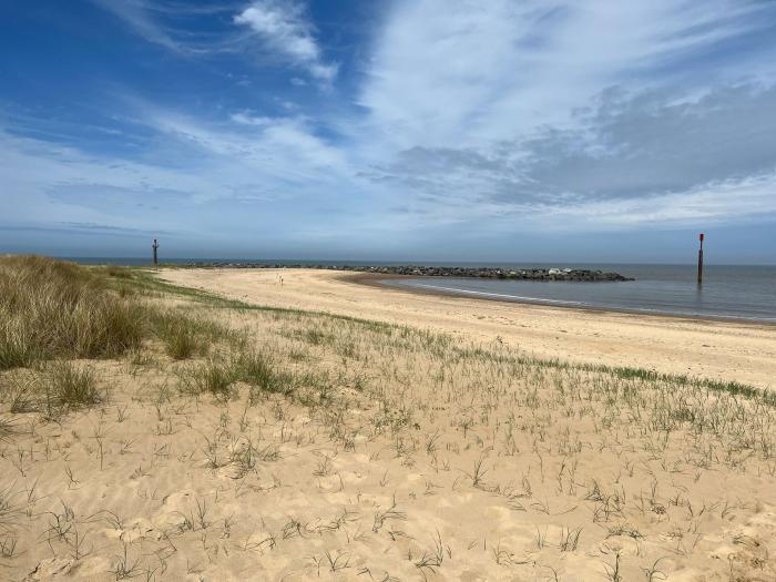 Holly Cottage, Sea Palling, Norfolk. Beach nearby. Woodburning stove. Enclosed garden. Pet-friendly.