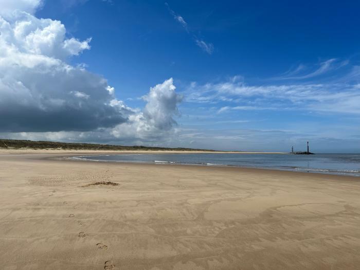 Holly Cottage, Sea Palling, Norfolk. Beach nearby. Woodburning stove. Enclosed garden. Pet-friendly.